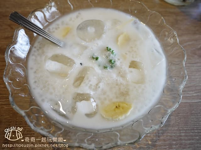 香蕉椰奶甜湯 $50