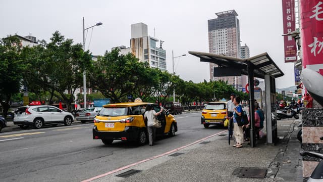 要繼續等公車還是要上車，請選擇