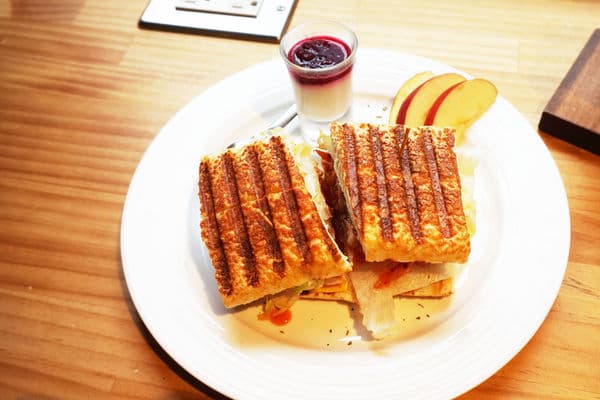 韓式泡菜培根 壓烤三明治(附美式咖啡) $280