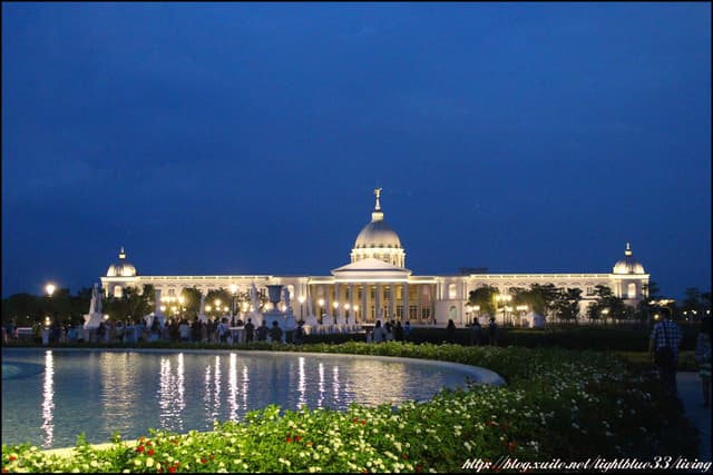 亮燈後的主建築