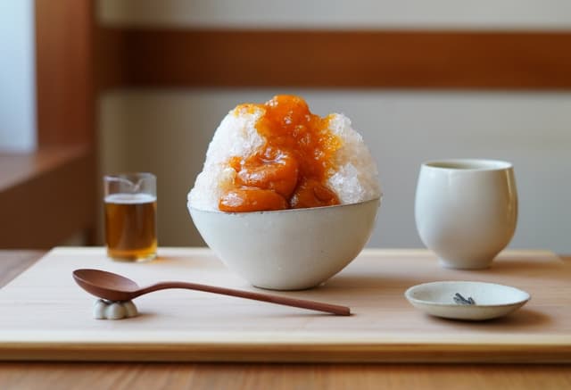 夏季限定登場：杏子刨冰。自6月下旬起限時供應的「杏子刨冰」，以店主親自前往長野縣千曲地區採摘的稀有杏子，製成果肉蜜與自製糖漿，整體風味酸香濃郁、沁涼爽口，是夏日不可錯過的甜品。©甘味みつや(kanmi Mitsuya)