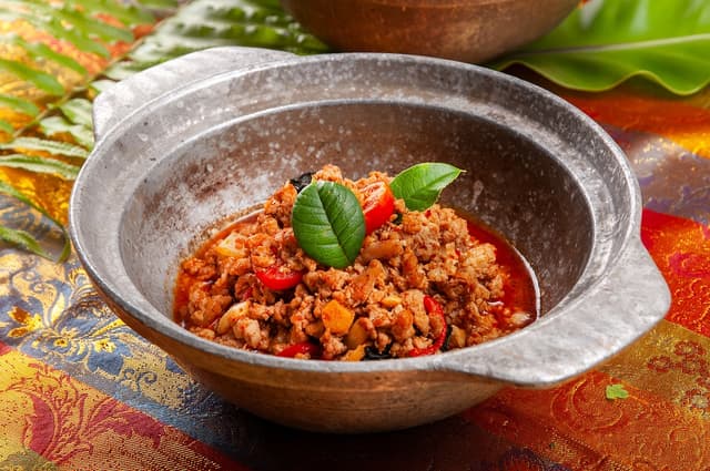 「泰式打拋豬」以鹹香豬肉與打拋葉大火快炒，香氣撲鼻，最適合搭配白飯享用。／台北凱撒大飯店提供