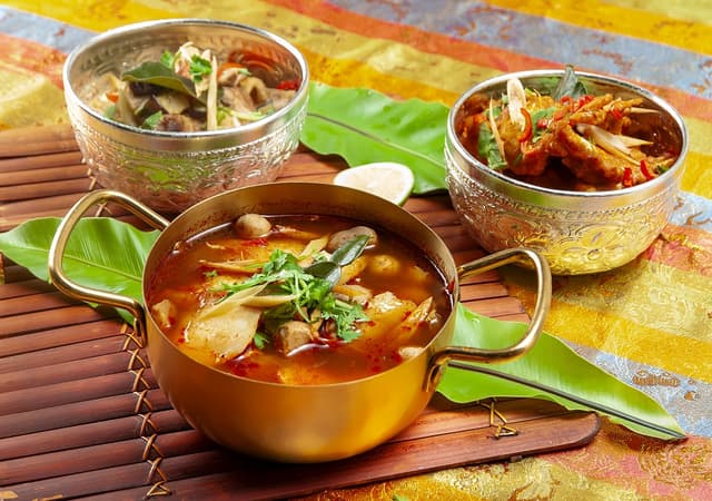 「椰汁綠咖哩雞」（左）以泰式綠咖哩融合椰奶燉煮雞肉，香濃不膩，老少咸宜；「冬蔭功酸辣魚」（中）酸爽開胃、香氣豐富；「泰式紅咖哩蟹」（右）醬汁香濃包裹蟹肉，海鮮控一試傾心。／台北凱撒大飯店提供