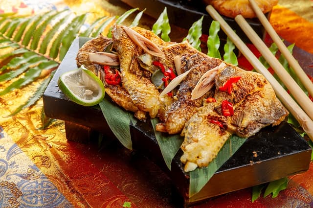 「薑黃烤魚下巴」刷上特製香料醬慢火炙烤，外皮微酥、魚肉鮮美，薑黃香氣層層綻放。／台北凱撒大飯店提供