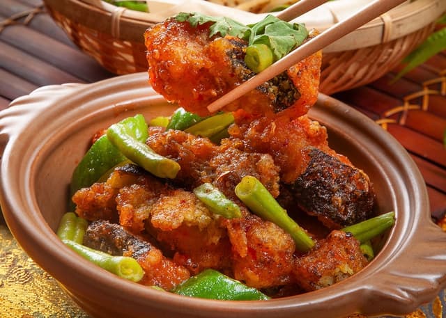 「南洋是拉差炒錢鰻」選用鮮嫩錢鰻搭配微辣帶甜的特調是拉差醬，滋味豐富跳躍、充滿南洋風情。／台北凱撒大飯店提供