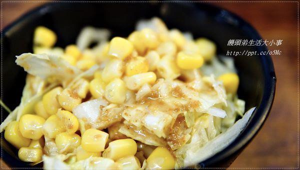 玉米沙拉，跟生菜及醬汁攪拌一起吃用口感真的是不錯