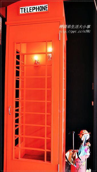 店門外還有一個紅色電話亭，讓人連想到超人每次變身都會跑進去變裝