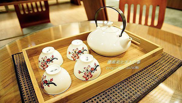 連泡茶的茶具也是好美，這組茶具假如饅頭阿嬤看到一定會問哪裡買