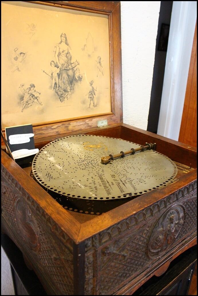 這也是古董，記得是八十大壽的唱片機