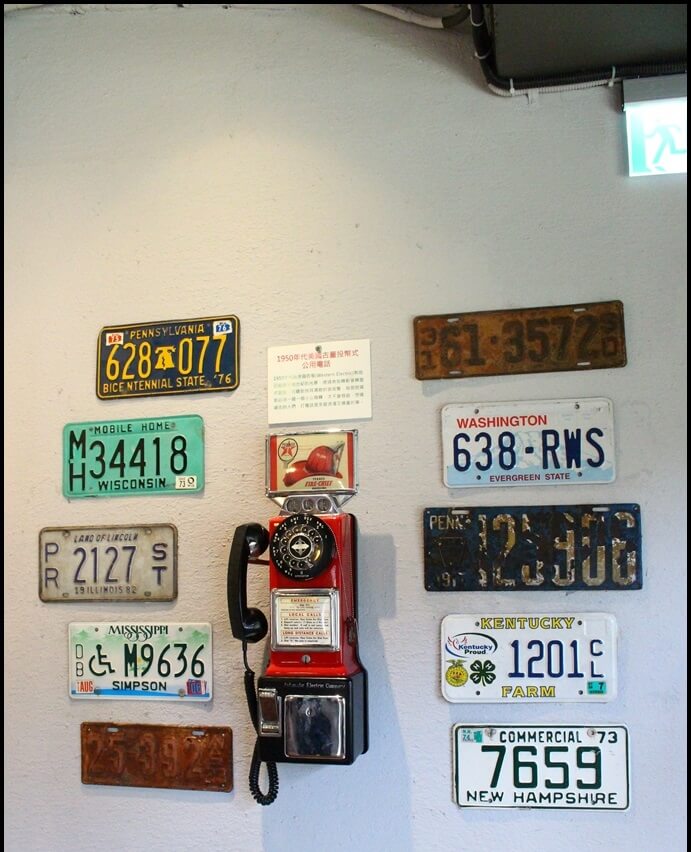 古老電話和美式車牌
