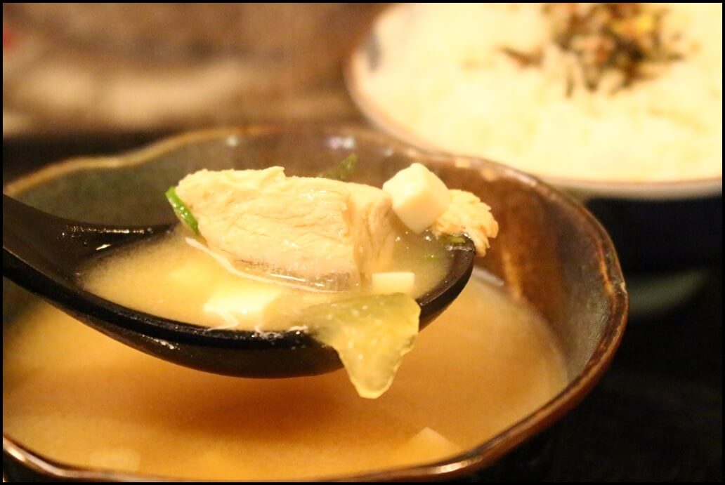 味噌湯除了許多豆腐丁之外還有很多塊魚肉，同樣讓人驚喜