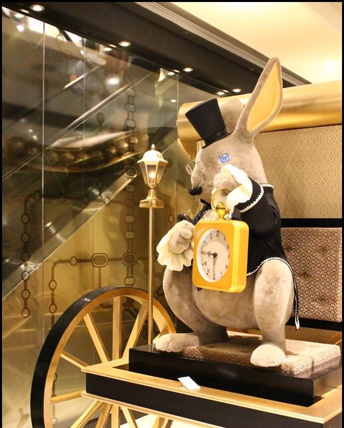 與另一邊的白兔先生相映成趣，都拿著時鐘提醒你快點找甜點來吃
