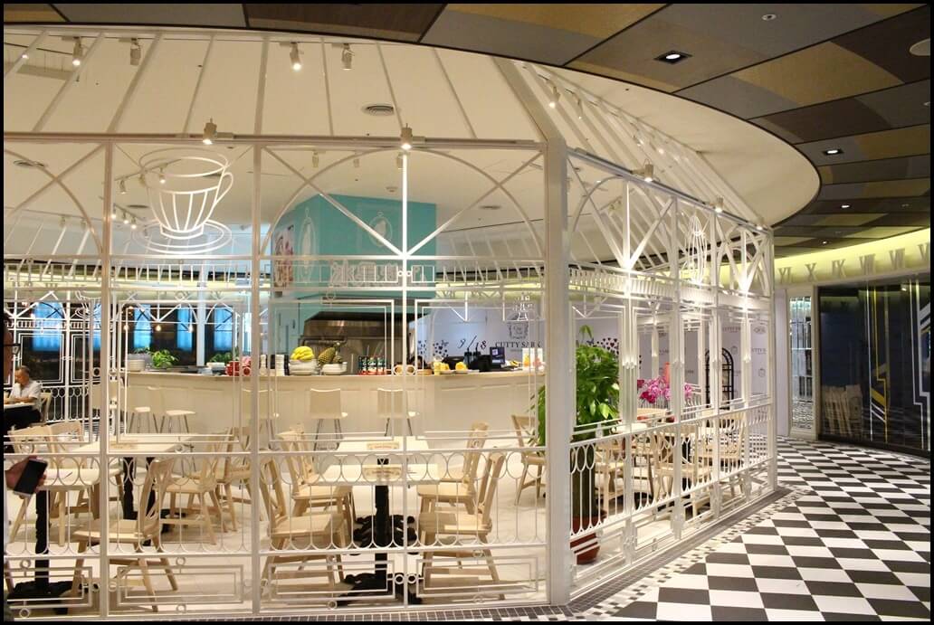 鳥籠一般的白色鑄鐵劃分了餐廳與走廊的區域，卻又不失吸睛度