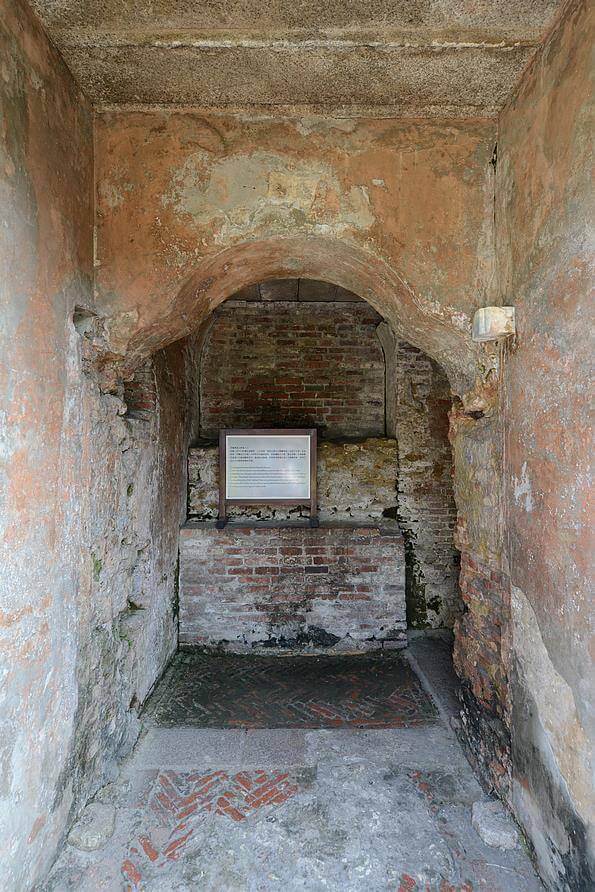 據說試過去荷蘭時期城堡入口的坑洞，不過實際往裡面走，卻什麼地方都到不了，已經整個被埋住了