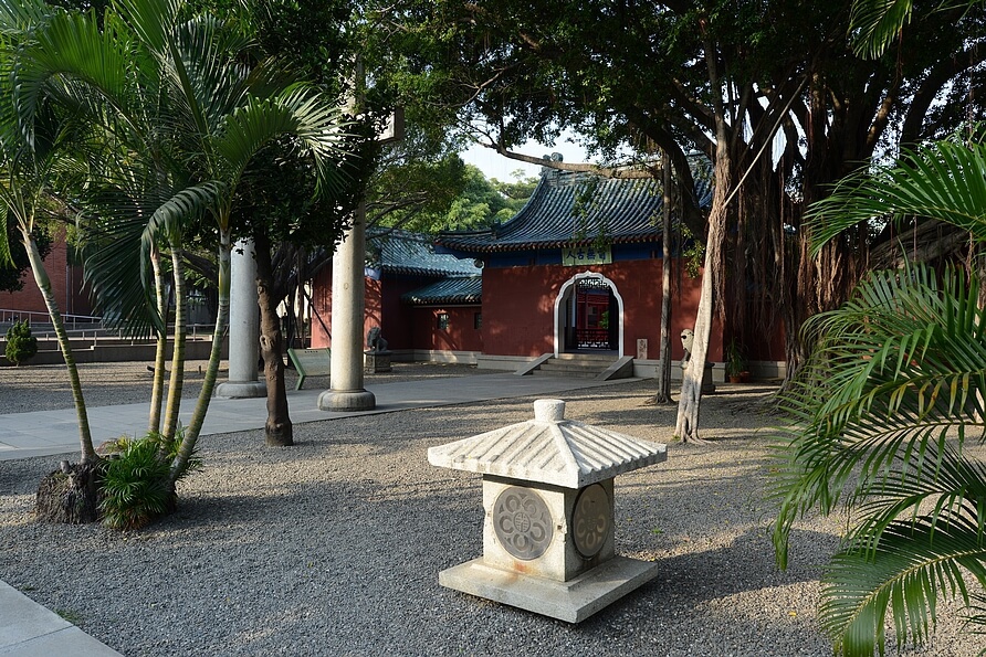 一進來就先看到石燈籠...這真的是中式廟宇嗎...