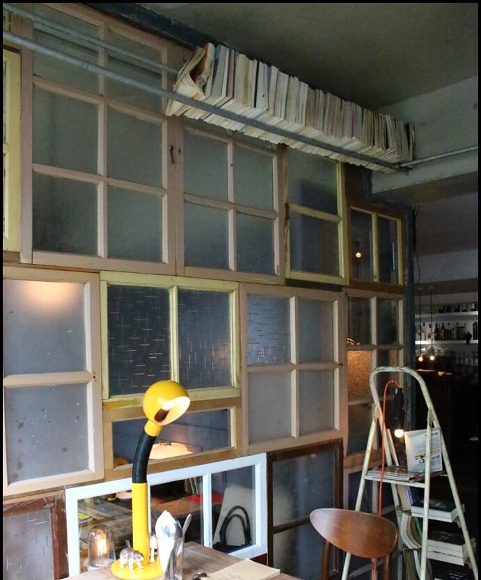 這片以舊木窗框組成的隔層既有巧思又具實用性