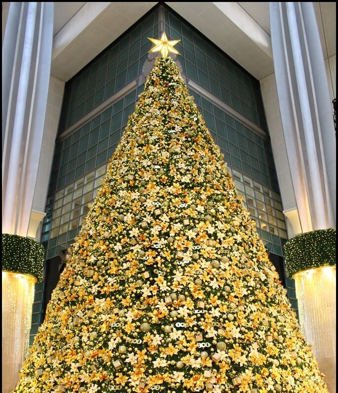 很華麗的101聖誕樹，有將近兩層樓高