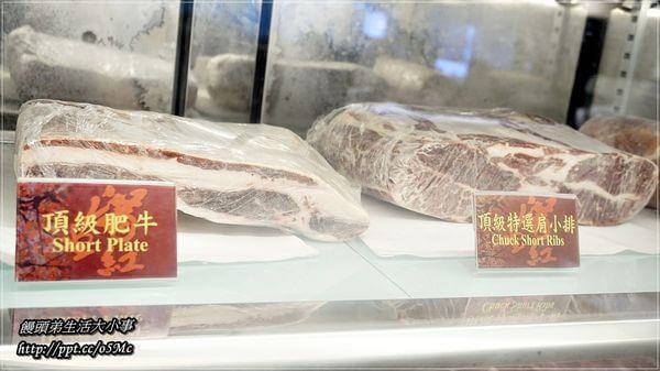 店家還把肉類放在冷凍廚窗給大家看
