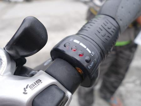 自行車右手邊顯示電池的電力，當紅燈剩下一格時，就要準備趕緊將自行車電池充電囉!