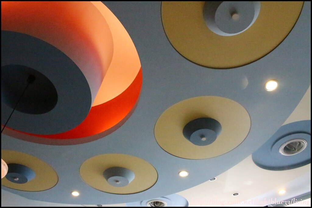 店內佈置跟天花板都有好多普普風意象，也很像千層蛋糕的圓圈
