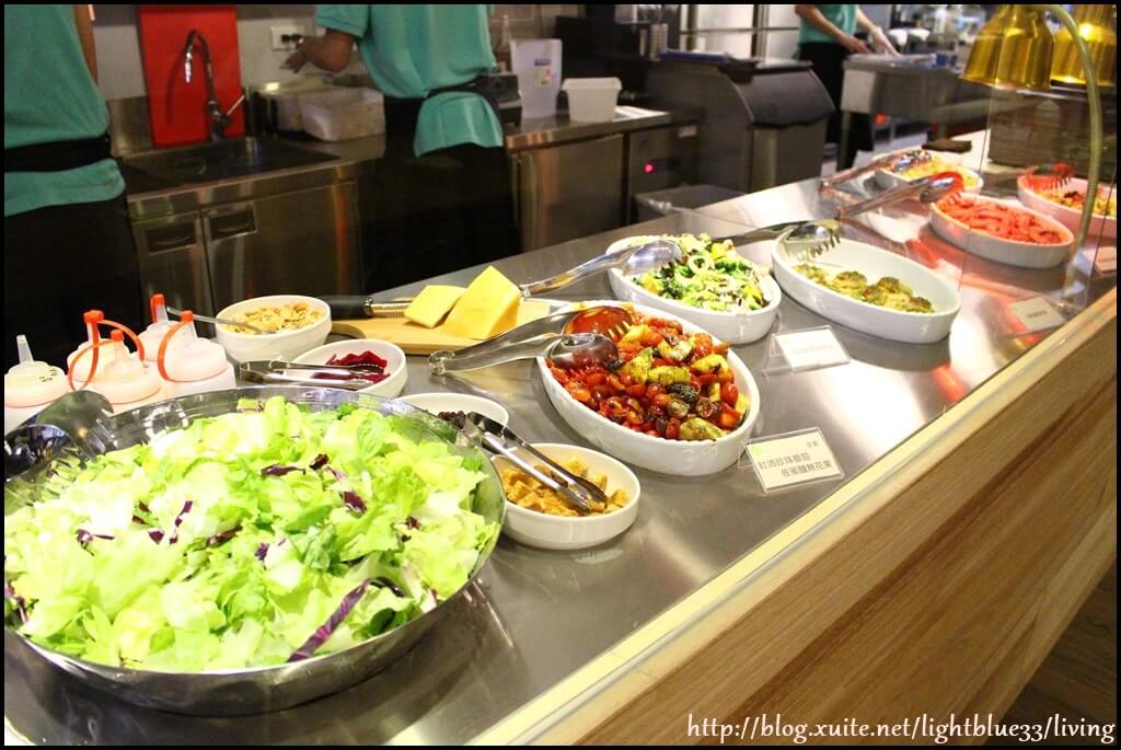 沙拉區很乾淨，大盆的沙拉是服務人員幫你調配好，只要選沙拉醬即可