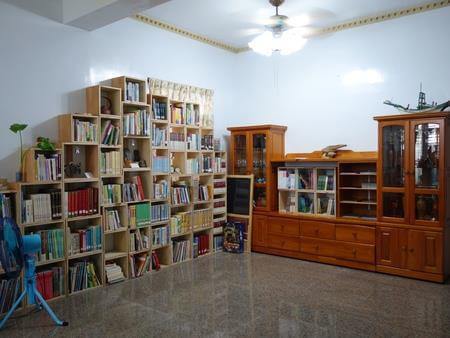 民宿客廳的書櫃陳列許多綠島相關的書籍