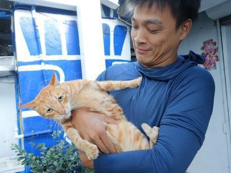 代言人東明相抱著可愛的店貓~不過貓貓好像..XD 