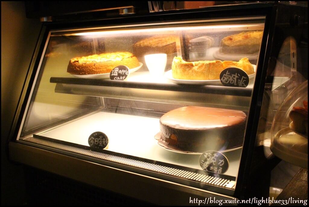 玻璃櫃有鹹派跟蛋糕可以看看樣子