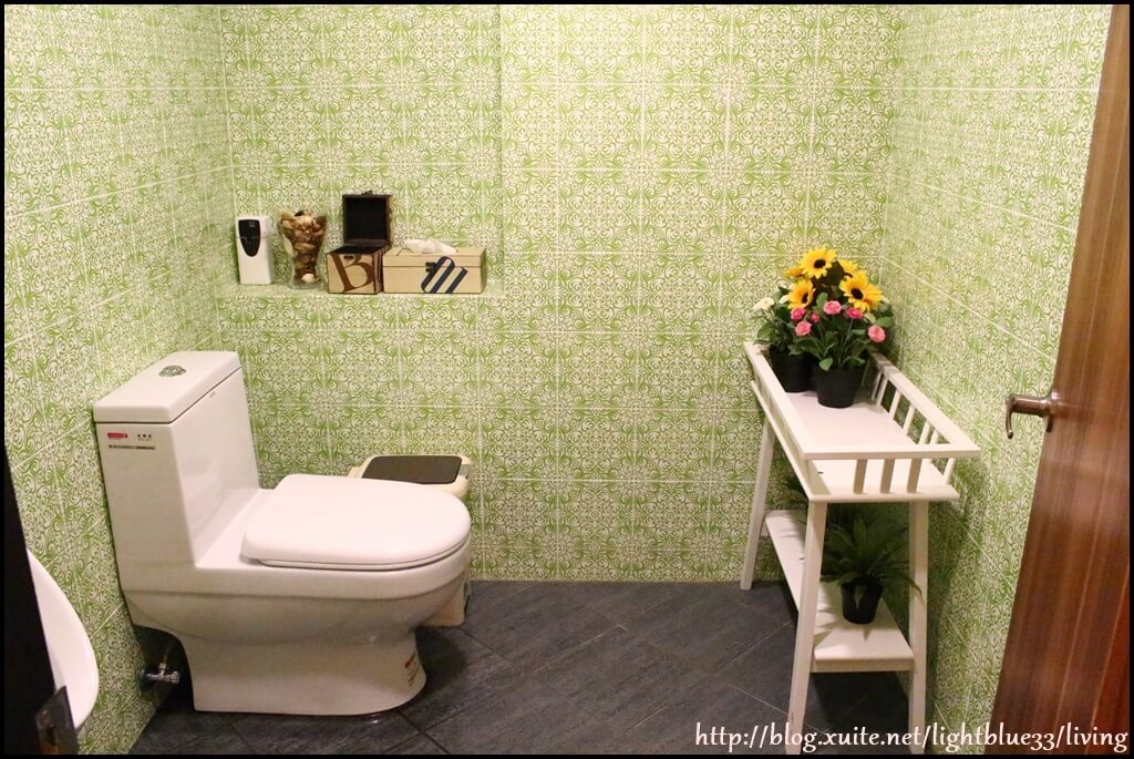 洗手間很寬敞，壁紙色調很讓人寧靜