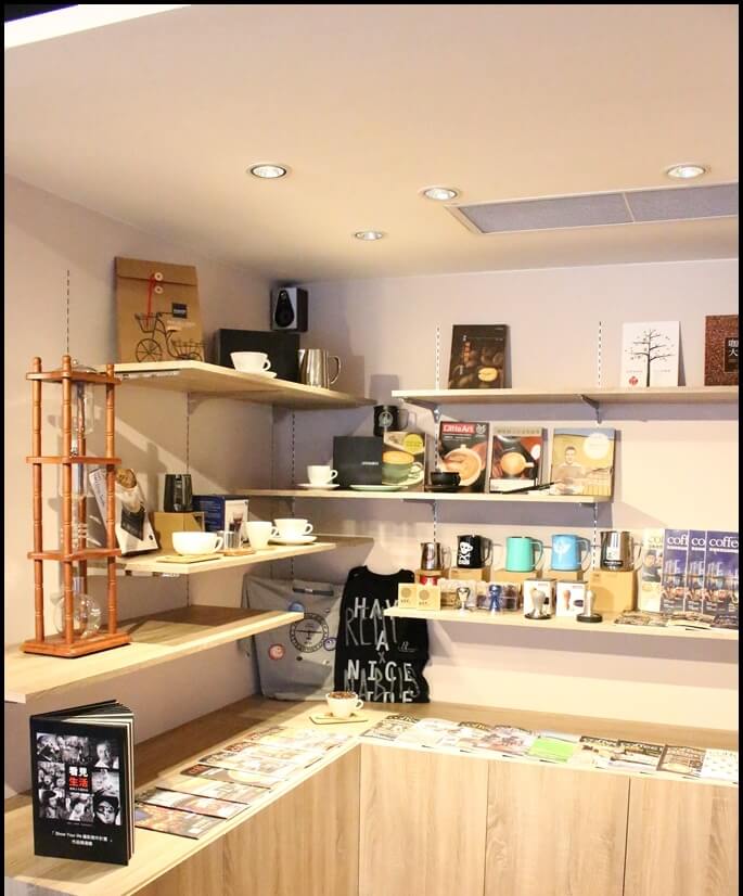 店內也展售許多咖啡類商品跟書籍雜誌