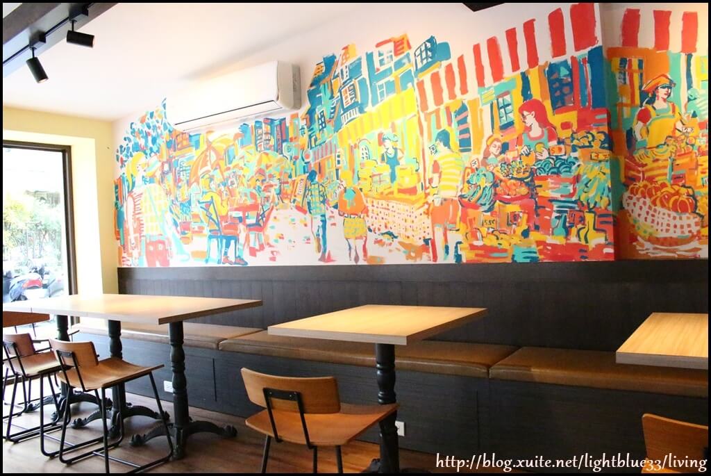 裡面牆上色彩溫暖而豐富，讓它跟一般平價咖啡店多了點不同氣氛