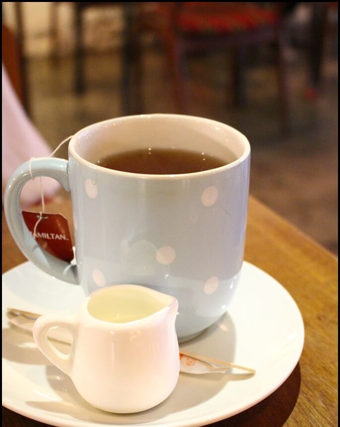 朋友點熱奶茶，是茶包附熱鮮奶
