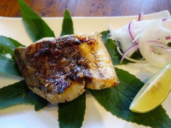 《時令鮮魚》-採用台東在地當天的漁獲，外表煎得香酥、富有彈性的魚肉搭配一點洋蔥和檸檬，非常好吃!