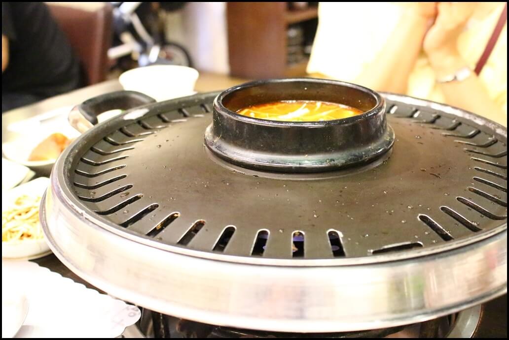 銅盤烤肉中央有附一小鍋泡菜鍋，銅盤很專業乾淨