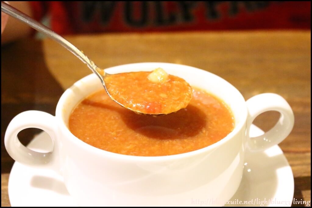 蕃茄蔬菜湯很濃稠，微酸而帶著蔬菜甜味