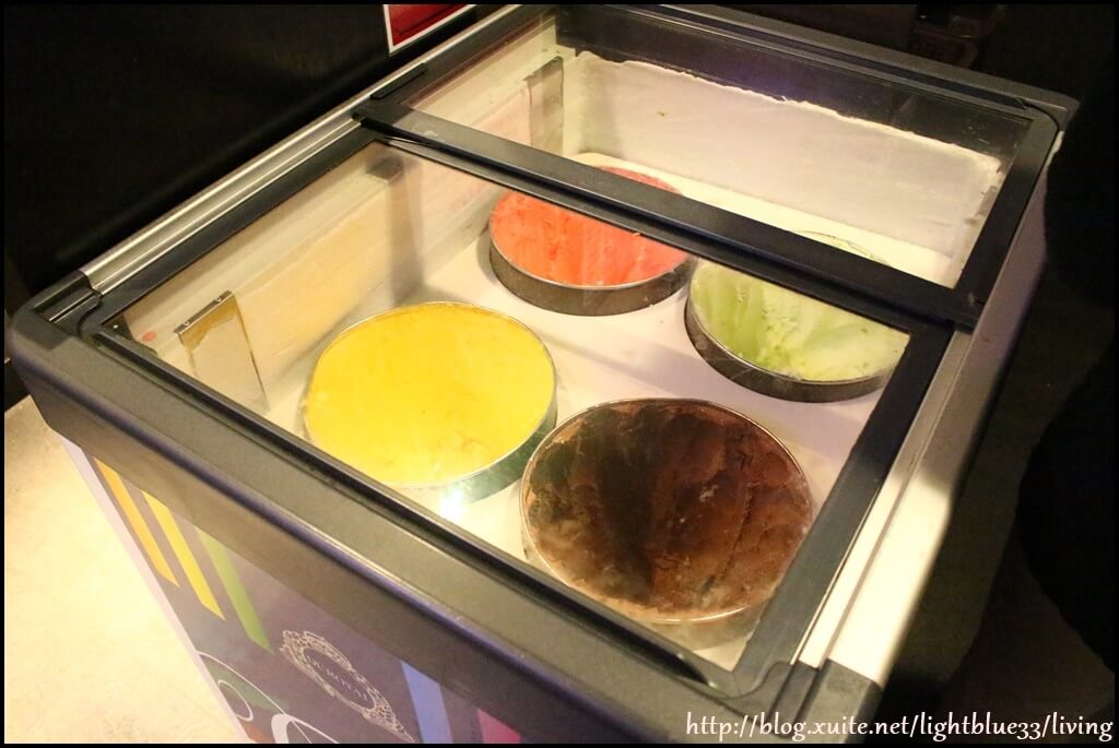 冰淇淋是明治跟杜老爺兩種牌子，有提供餅乾筒，脆脆的很好吃