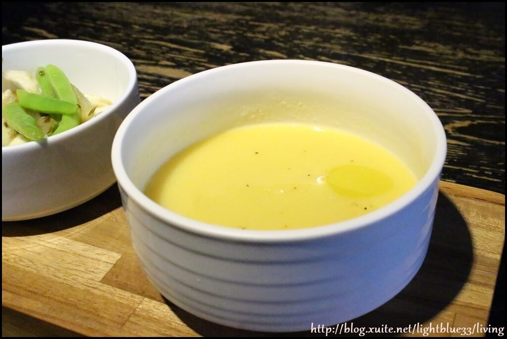 湯是沒有顆粒的玉米濃湯，溫度有點燙口，但喝來很舒服，不會有粉粉的口感