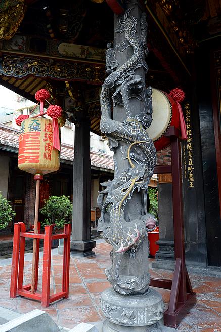 清朝時期的石雕龍柱，很難得沒有被欄桿圍住，可以直接觀賞