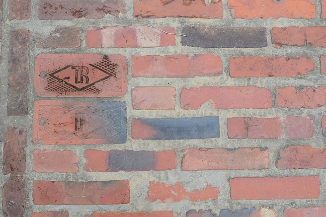 TR磚：約在1910年成立的臺灣煉瓦株式會社，上面印有TR字樣的磚頭是他們引以為傲的作品之一