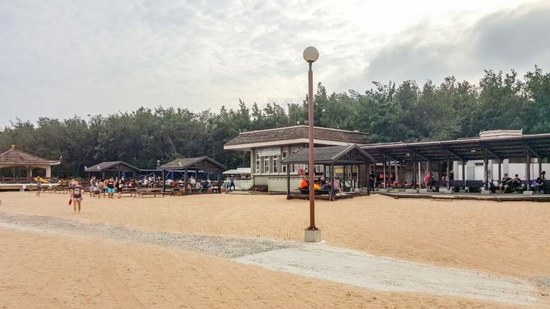 隘門沙灘設施完善，免費盥洗、沖水，還有沙灘排球網！