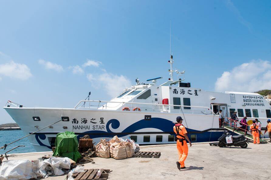 到望安島可以乘坐澎湖人的公務船，船票274元。
