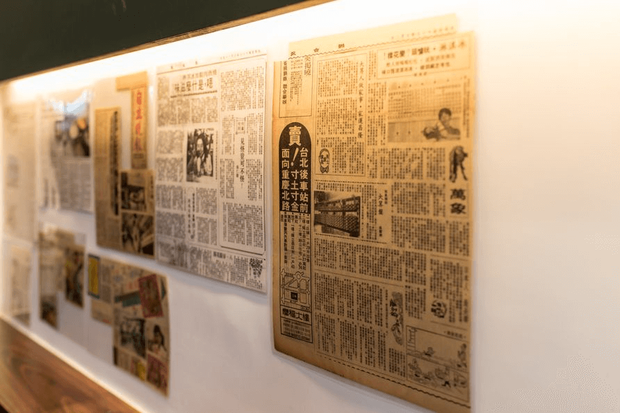 店內整面牆上的剪報見證了雪王70年來走過的歷史，老台北的味道。