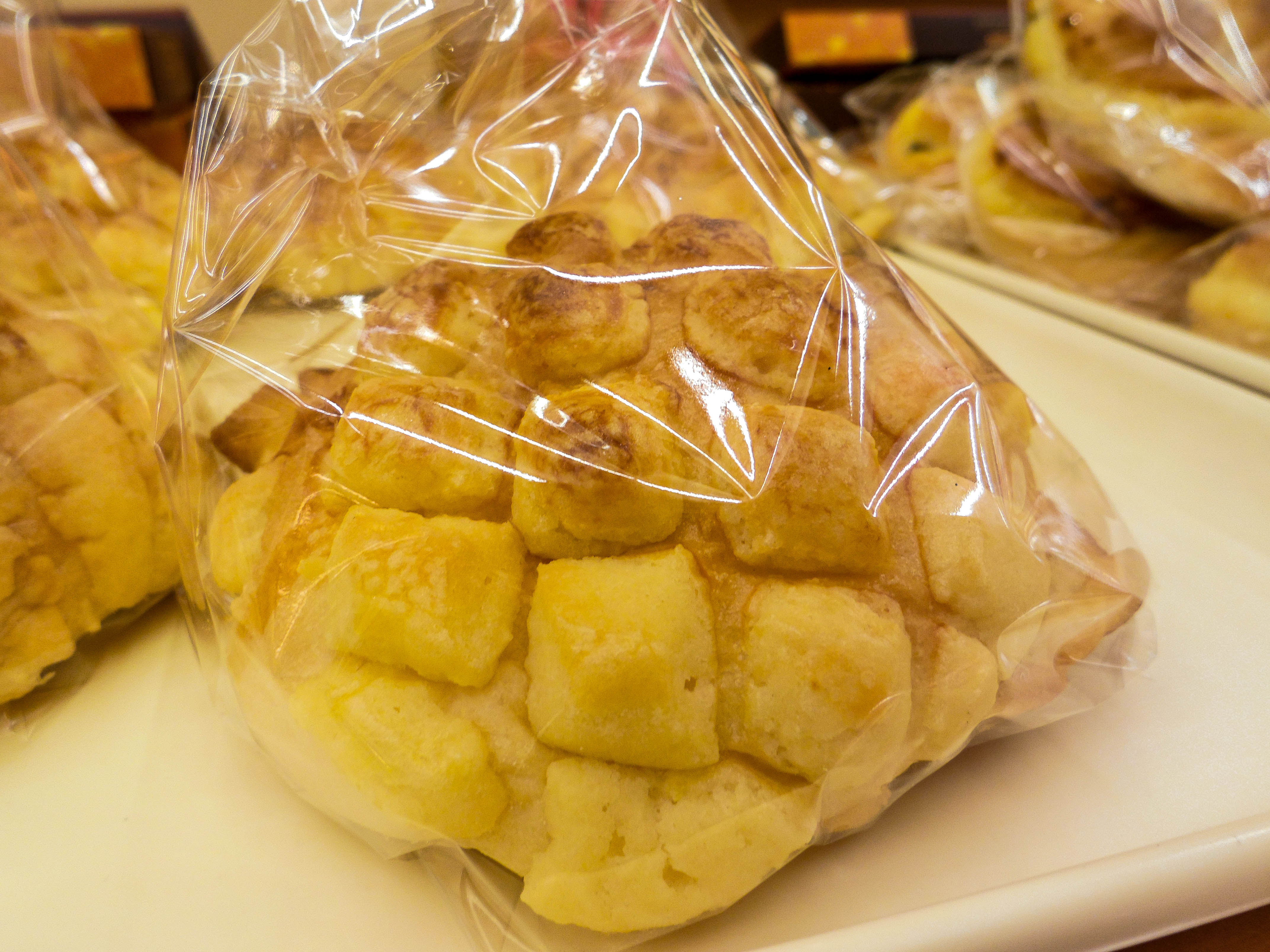 金波羅的糖酥較為厚實、濕潤，綿密的甜香乳化軟式的麵糰，兩者和諧搭配，呈現日常的美味