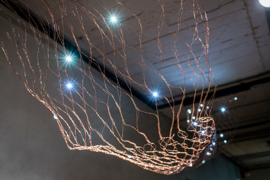 銅線蕾絲手工編織點綴LED燈。作品名稱：銀河