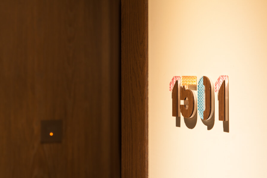 房間門牌，是泰雅族的圖騰設計的數字系統