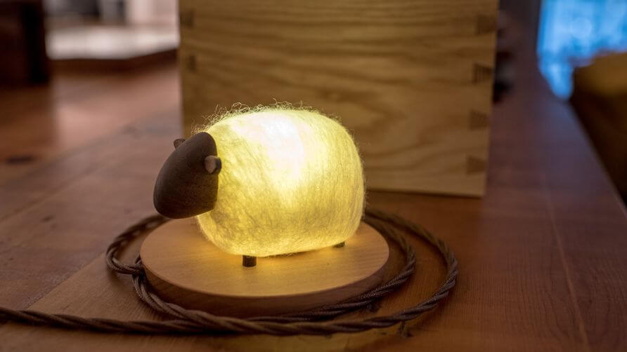 可愛的綿羊燈同樣是電子與木工等不同媒材的完美結合
