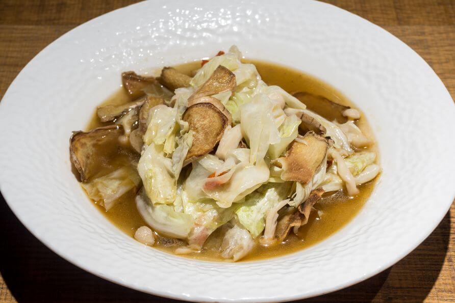 麻油鮮菇高麗菜好適合現在冷冷的天，暖心暖胃的。