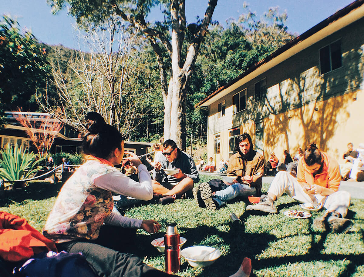 瑜珈行館的午後，大家坐在草地上吃午餐。