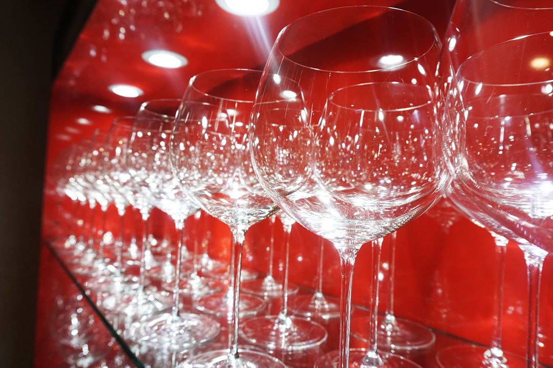 店內專業的精緻手工葡萄酒杯，依今天開的酒特性而有不同適合的酒杯