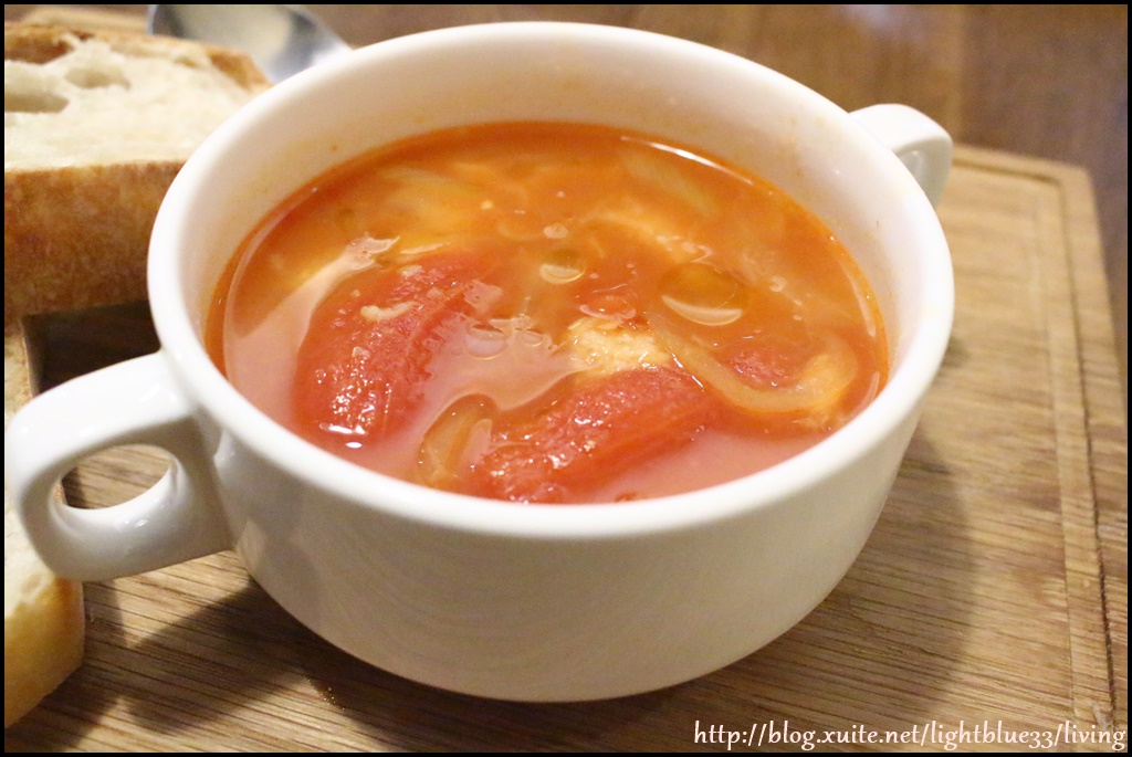 湯是義式蔬菜湯，料舀得滿滿的，調味不會太重，除了香料味，還是可以吃到番茄的甜味